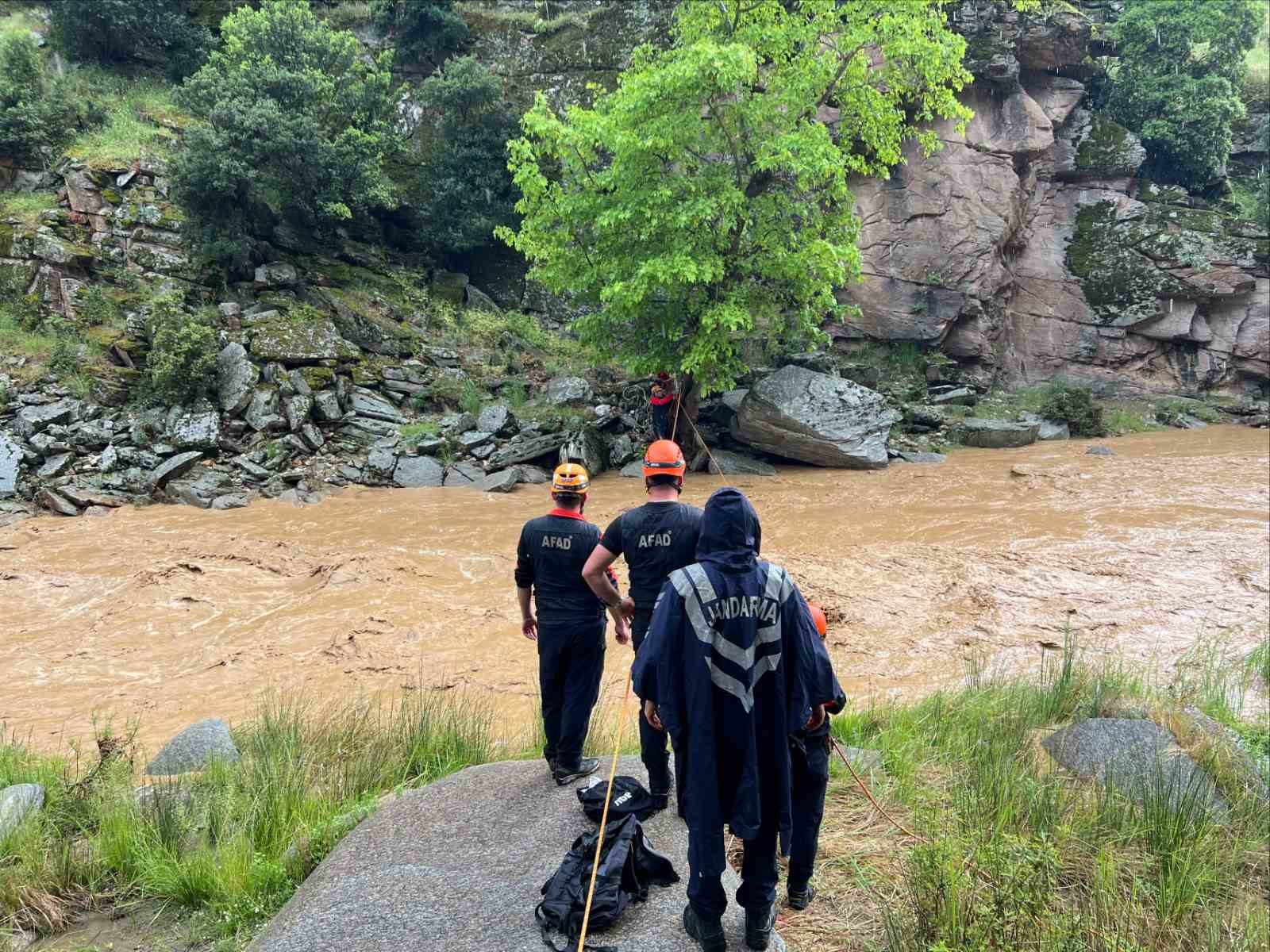 tasyaran vadisinde dere yataginda mahsur kalan iki kardes kurtarildi 0 wGRFXi6H