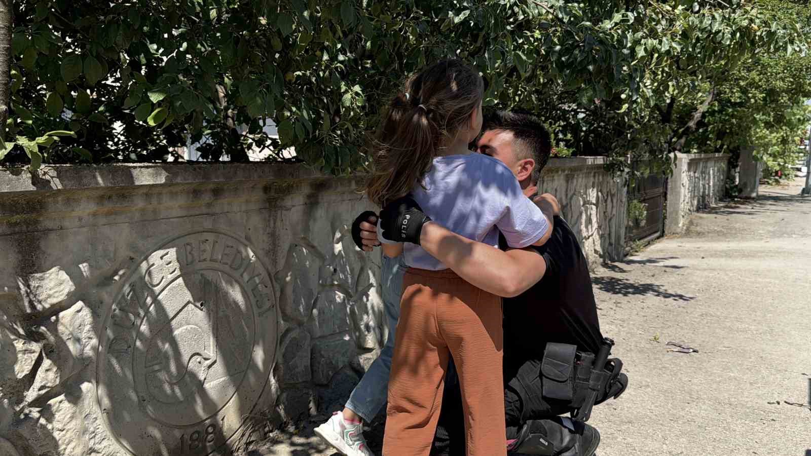 Tatbikatta korkan çocuklara polis şefkati 4 tatbikatta korkan cocuklara polis sefkati 0 ErTAEpqD