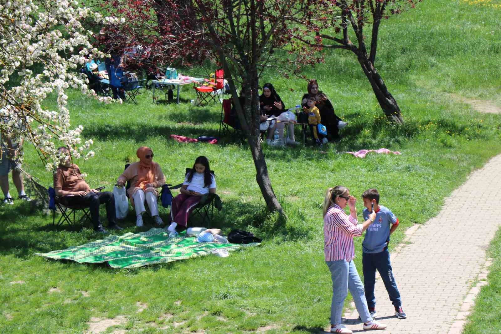 Tatilciler bayramda Gölcük’e akın etti 8 tatilciler bayramda golcuke akin etti 4 TzRhImUU