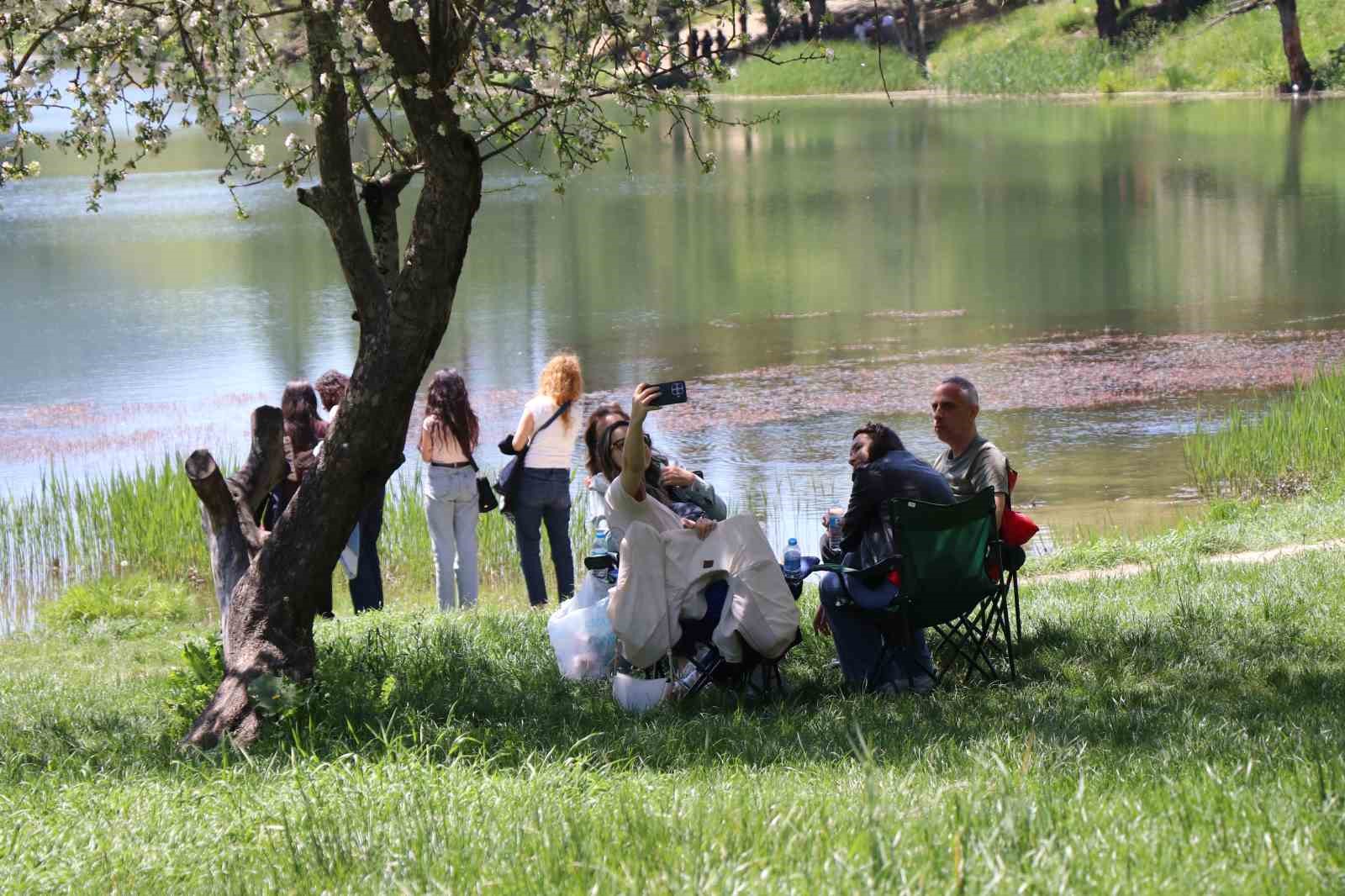 Tatilciler bayramda Gölcük’e akın etti 9 tatilciler bayramda golcuke akin etti 5 DAYRn3hL