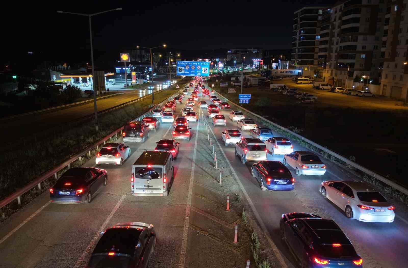 Tatilciler dönüş yoluna geçti, kilometrelerce kuyruk oluştu: 43 ilin bağlantı noktası görüntülendi 7 tatilciler donus yoluna gecti kilometrelerce kuyruk olustu 43 ilin baglanti noktasi goruntulendi 3 fgMe5fM6