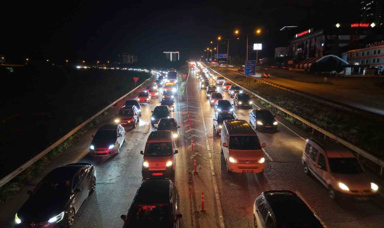 Tatilciler dönüş yoluna geçti, kilometrelerce kuyruk oluştu: 43 ilin bağlantı noktası görüntülendi 10 tatilciler donus yoluna gecti kilometrelerce kuyruk olustu 43 ilin baglanti noktasi goruntulendi 6 DSqpbhtL