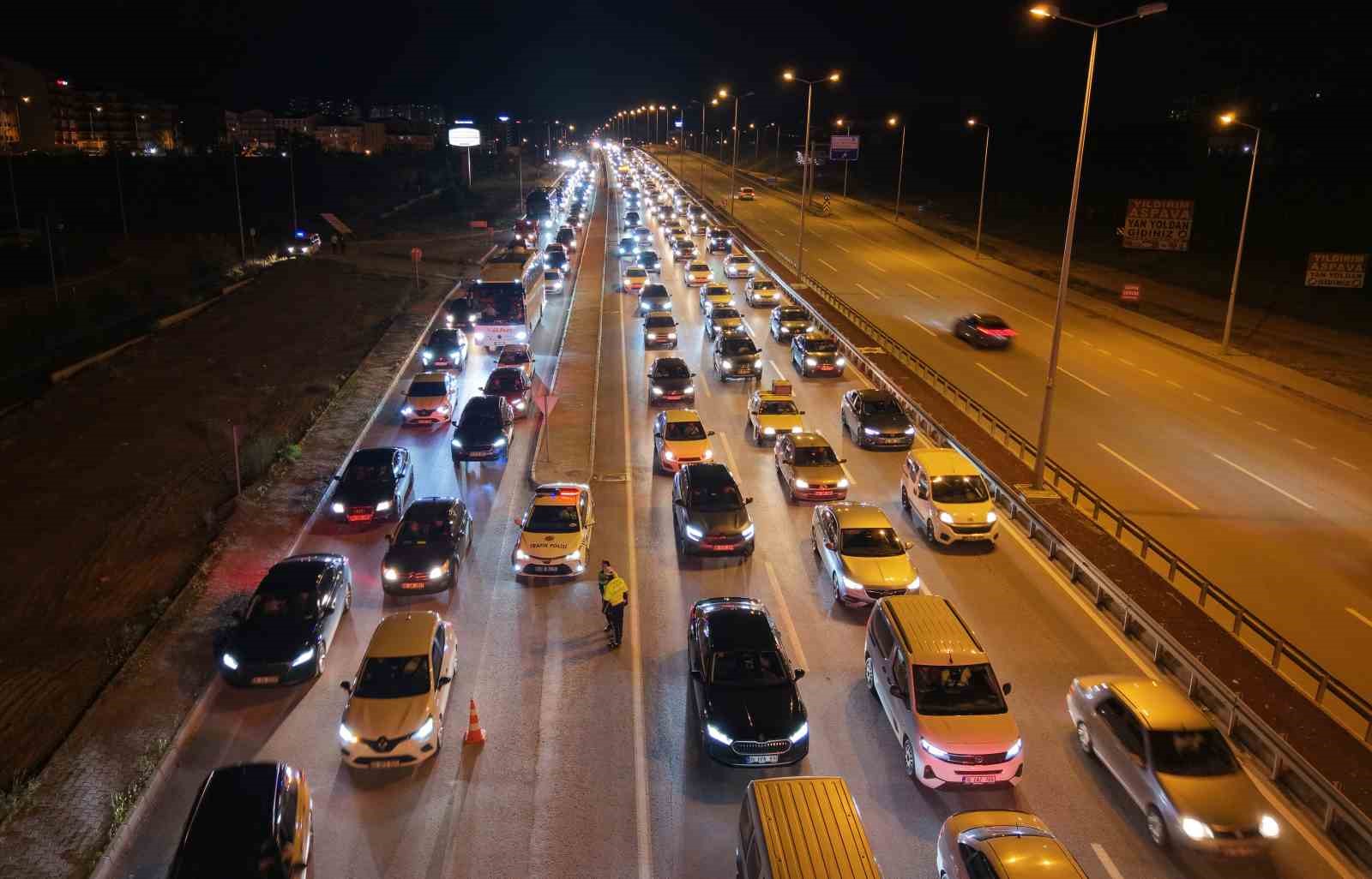 Tatilciler dönüş yoluna geçti, kilometrelerce kuyruk oluştu: 43 ilin bağlantı noktası görüntülendi 12 tatilciler donus yoluna gecti kilometrelerce kuyruk olustu 43 ilin baglanti noktasi goruntulendi 8 1lwbW6kA