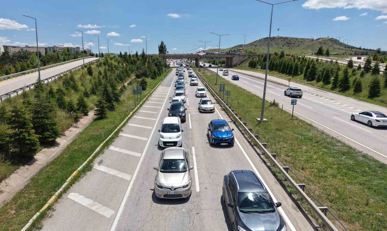 tatilciler donus yolunda 43 ilin baglanti noktasinda trafik yogunlugu artti 4 2MyZmjZw