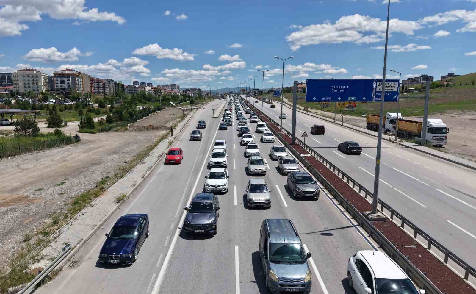 tatilciler donus yolunda 43 ilin baglanti noktasinda trafik yogunlugu artti 5 QPRrU11Y