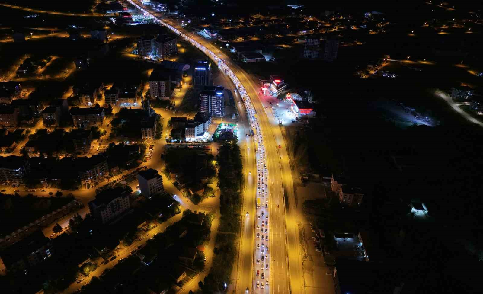 tatilciler donus yolunda 43 ilin gecis noktasinda kilometrelerce kuyruk 1 RTI9FdbX