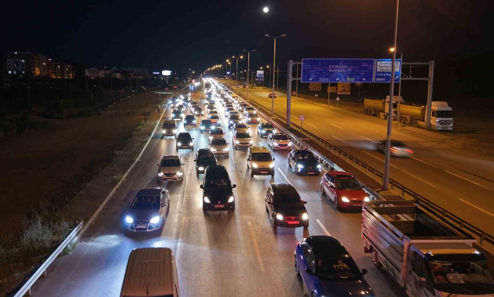 tatilciler donus yolunda 43 ilin gecis noktasinda kilometrelerce kuyruk 11 tIndnEUU
