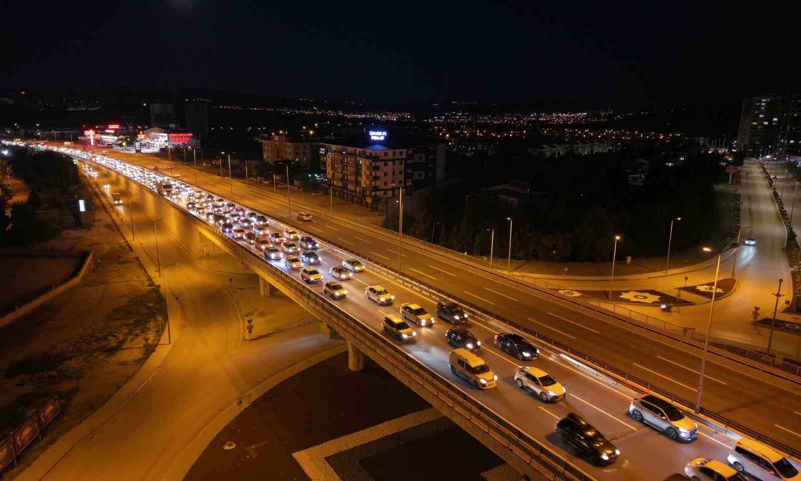 tatilciler donus yolunda 43 ilin gecis noktasinda kilometrelerce kuyruk 12 JFDtN9ci