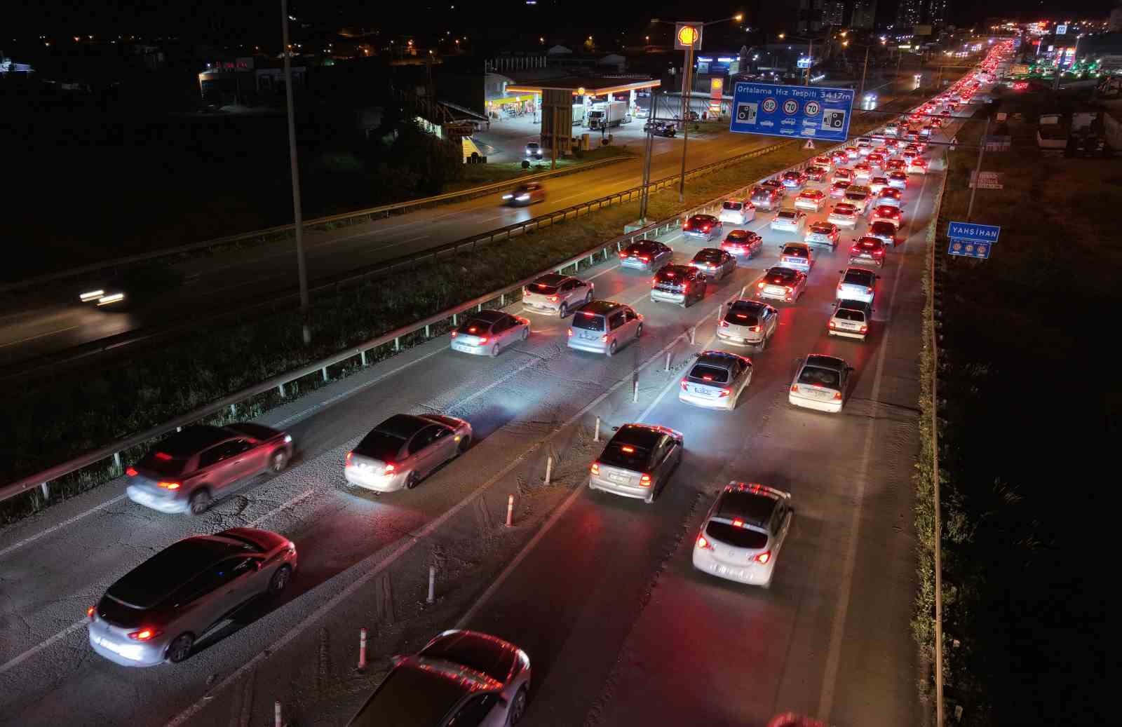 tatilciler donus yolunda 43 ilin gecis noktasinda kilometrelerce kuyruk 2 FInFOklM