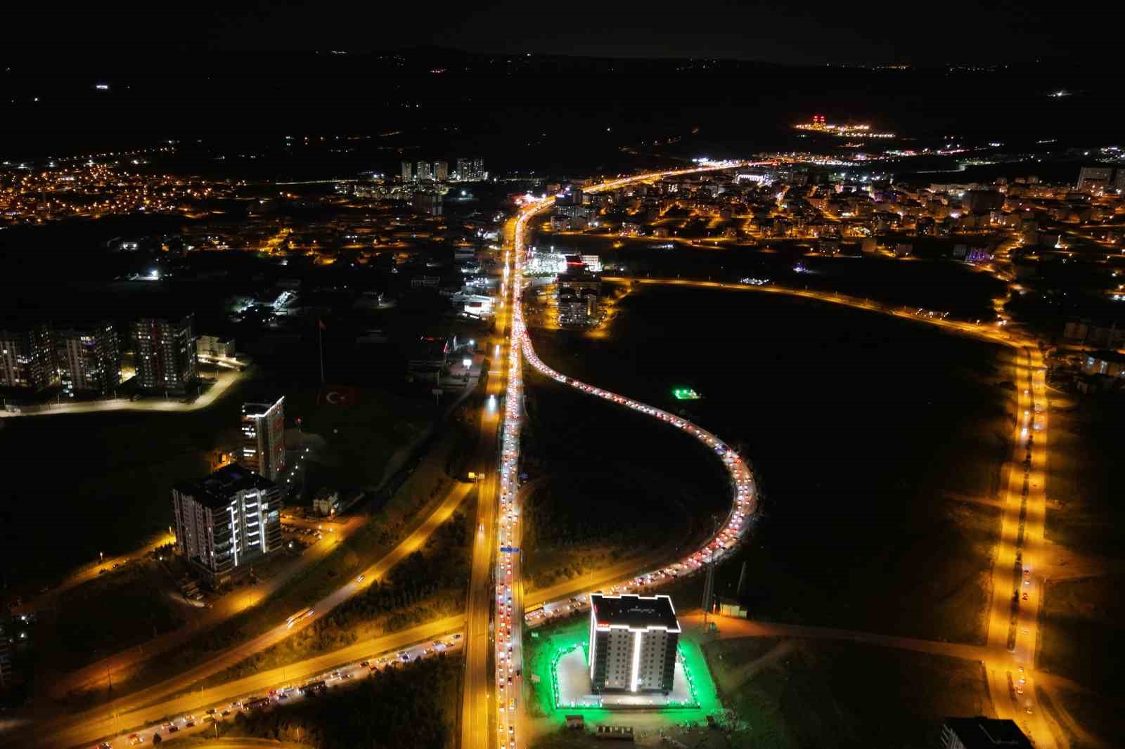tatilciler donus yolunda 43 ilin gecis noktasinda kilometrelerce kuyruk 4 ZMudq6EL