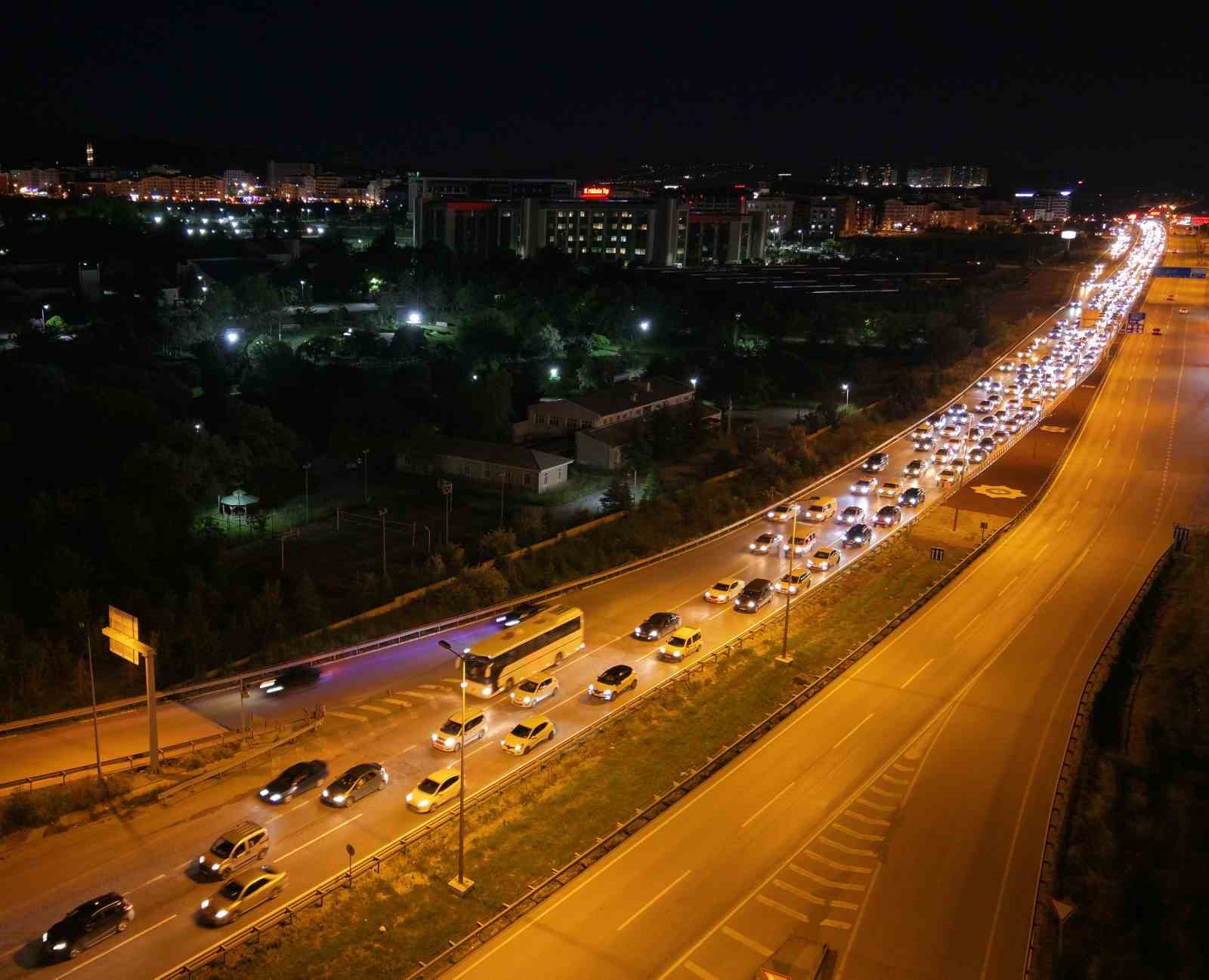 tatilciler donus yolunda 43 ilin gecis noktasinda kilometrelerce kuyruk 5 mu749ijV