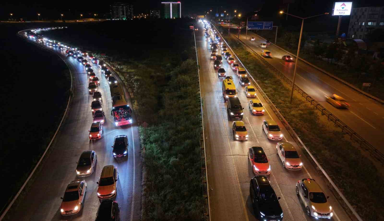 tatilciler donus yolunda 43 ilin gecis noktasinda kilometrelerce kuyruk 6 yGyCA7RV