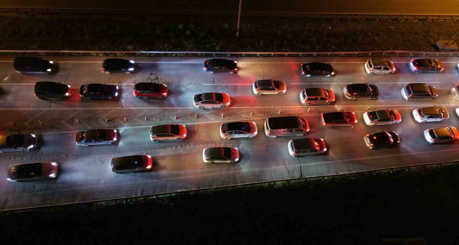 tatilciler donus yolunda 43 ilin gecis noktasinda kilometrelerce kuyruk 7 RadDJ6bV