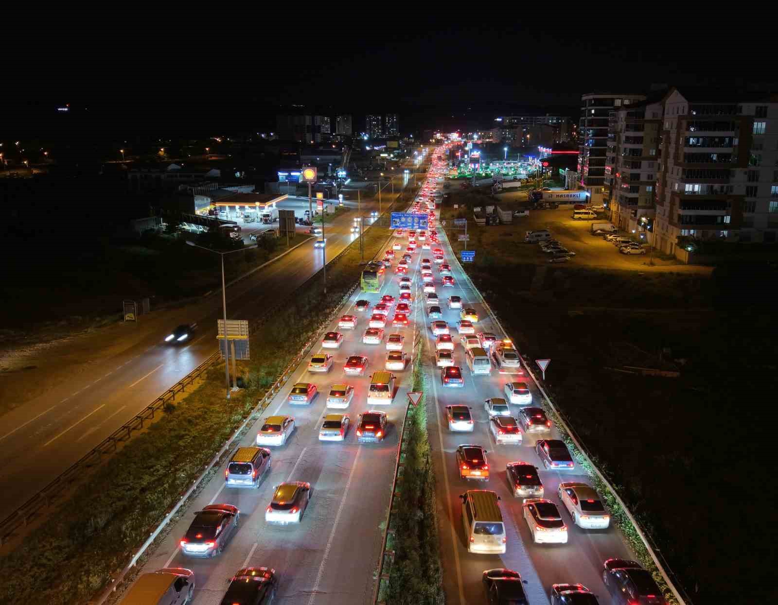 tatilciler donus yolunda 43 ilin gecis noktasinda kilometrelerce kuyruk 8
