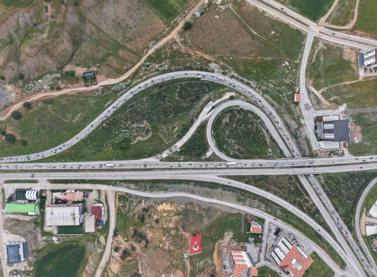 Tatilciler erken dönüşe geçti, 43 ilin bağlantı noktası kilitlendi: Son durum havadan görüntülendi 4 tatilciler erken donuse gecti 43 ilin baglanti noktasi kilitlendi son durum havadan goruntulendi 0 GlyCs7Dp