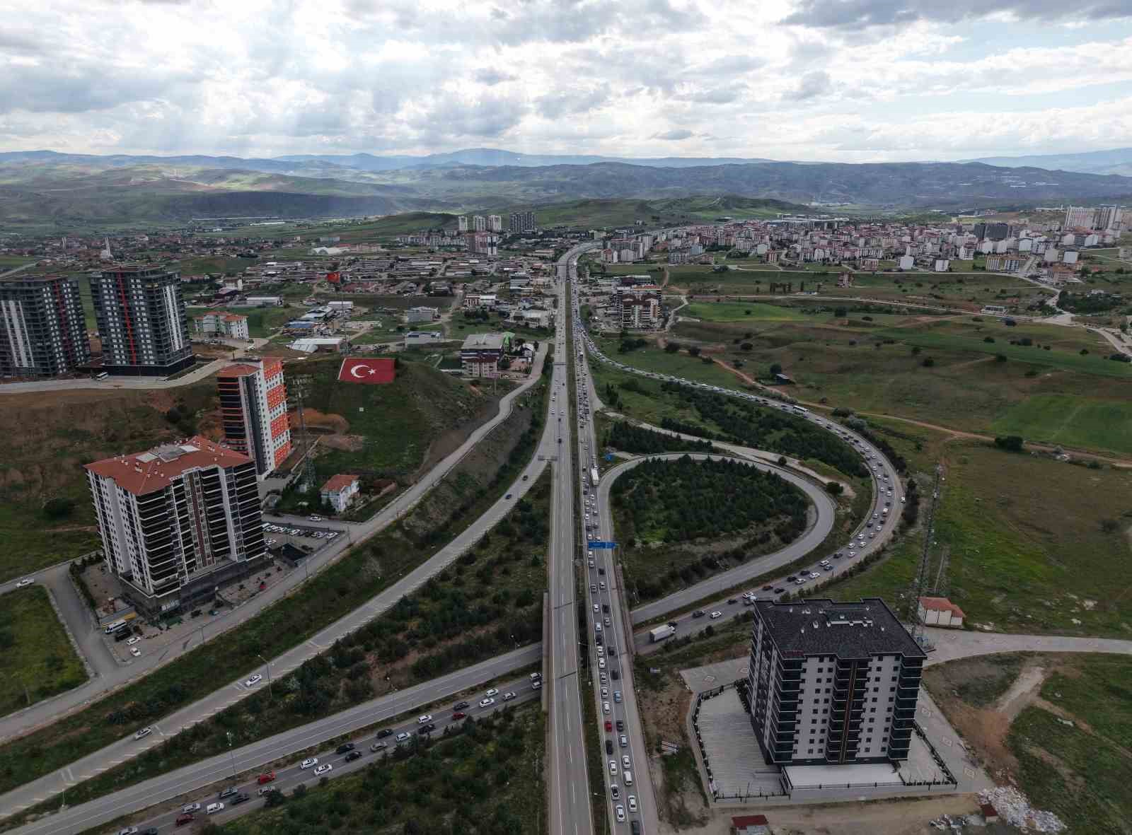 Tatilciler erken dönüşe geçti, 43 ilin bağlantı noktası kilitlendi: Son durum havadan görüntülendi 5 tatilciler erken donuse gecti 43 ilin baglanti noktasi kilitlendi son durum havadan goruntulendi 1 y37faR6t