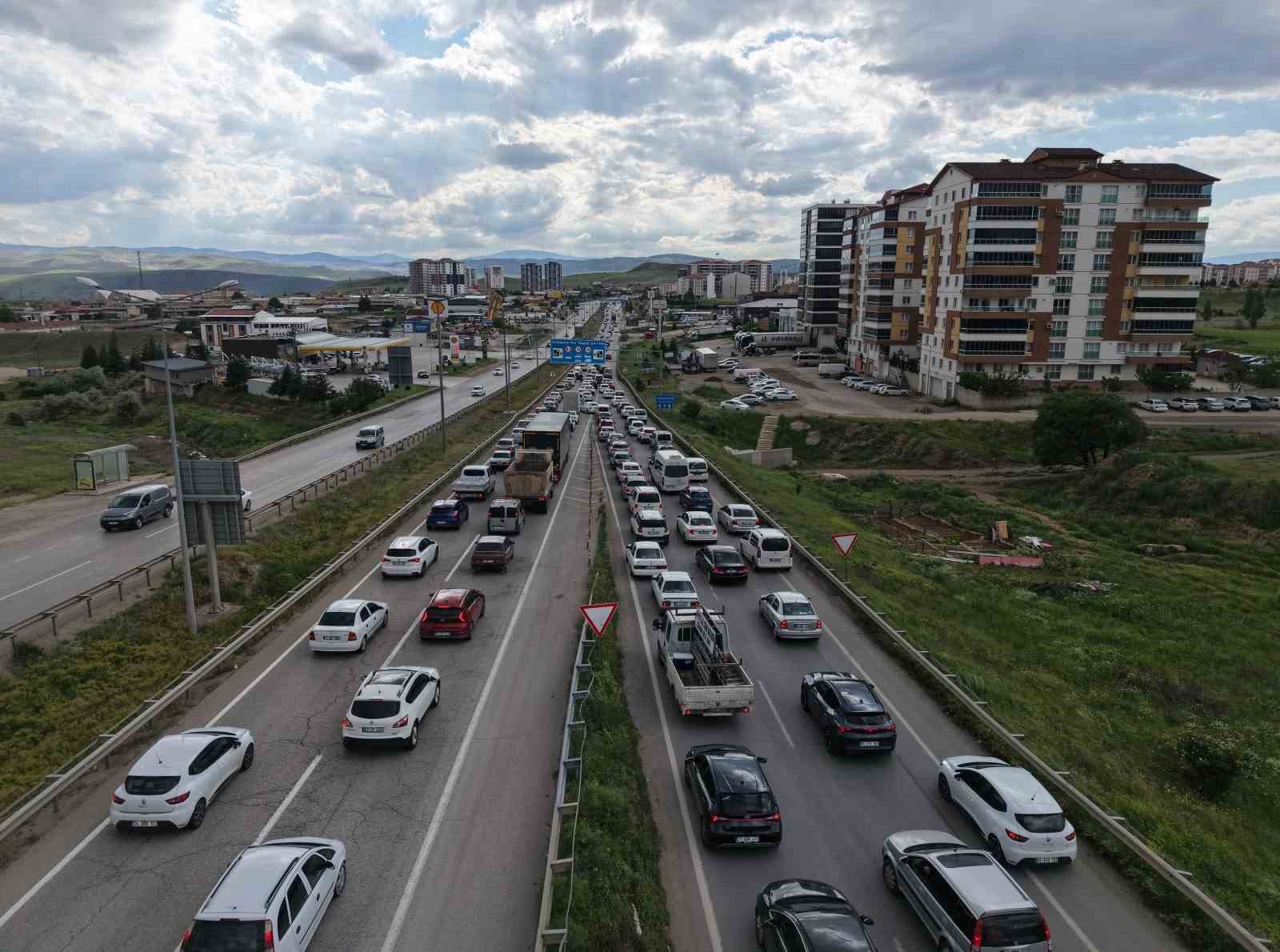 Tatilciler erken dönüşe geçti, 43 ilin bağlantı noktası kilitlendi: Son durum havadan görüntülendi 6 tatilciler erken donuse gecti 43 ilin baglanti noktasi kilitlendi son durum havadan goruntulendi 2 sWCyTZtl