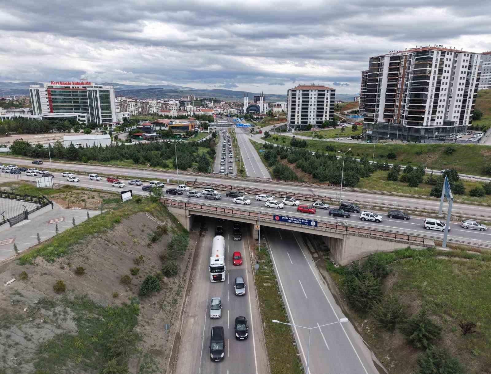 Tatilciler erken dönüşe geçti, 43 ilin bağlantı noktası kilitlendi: Son durum havadan görüntülendi 7 tatilciler erken donuse gecti 43 ilin baglanti noktasi kilitlendi son durum havadan goruntulendi 3 9klFJSpd