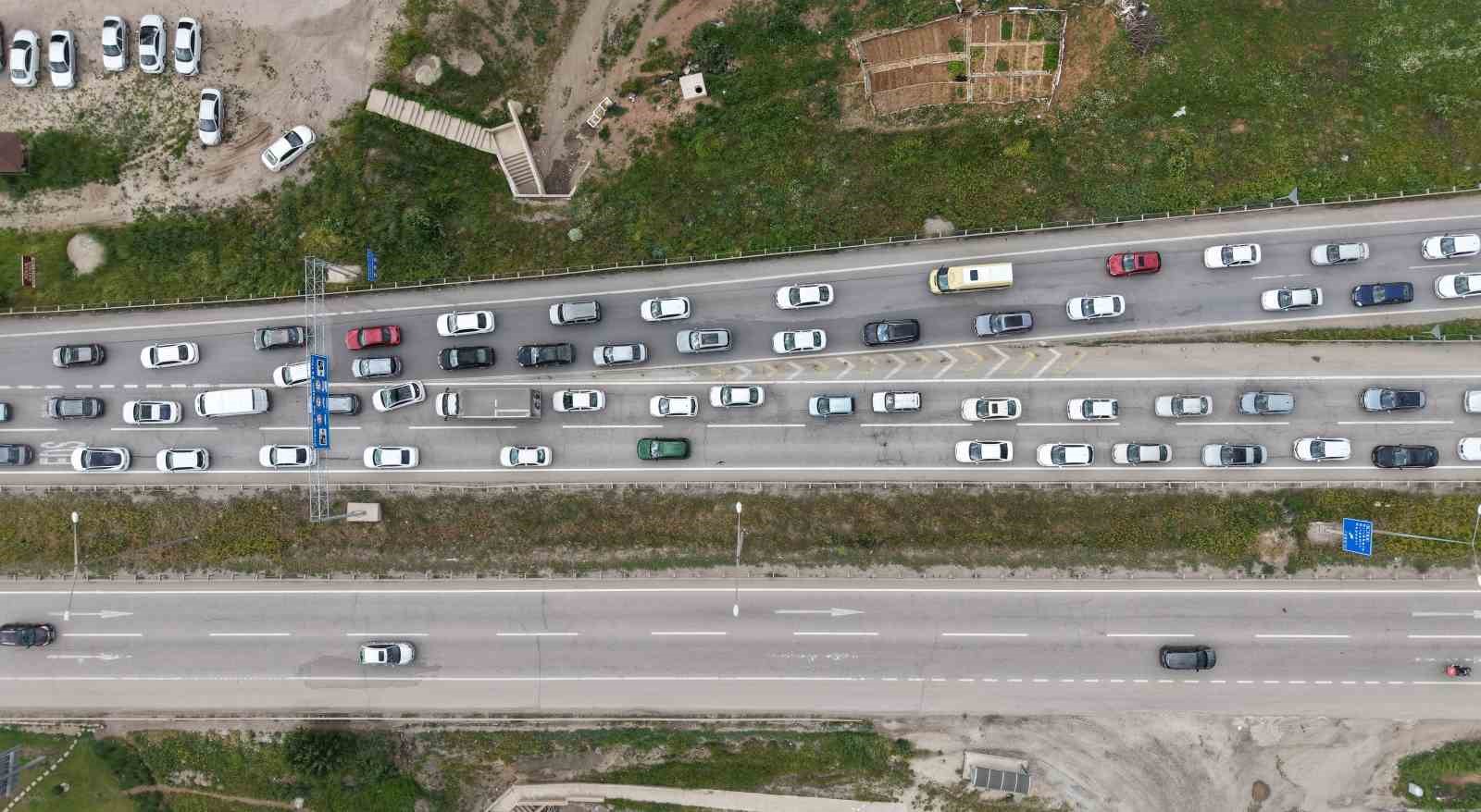 Tatilciler erken dönüşe geçti, 43 ilin bağlantı noktası kilitlendi: Son durum havadan görüntülendi 9 tatilciler erken donuse gecti 43 ilin baglanti noktasi kilitlendi son durum havadan goruntulendi 5 XnKKnIMW
