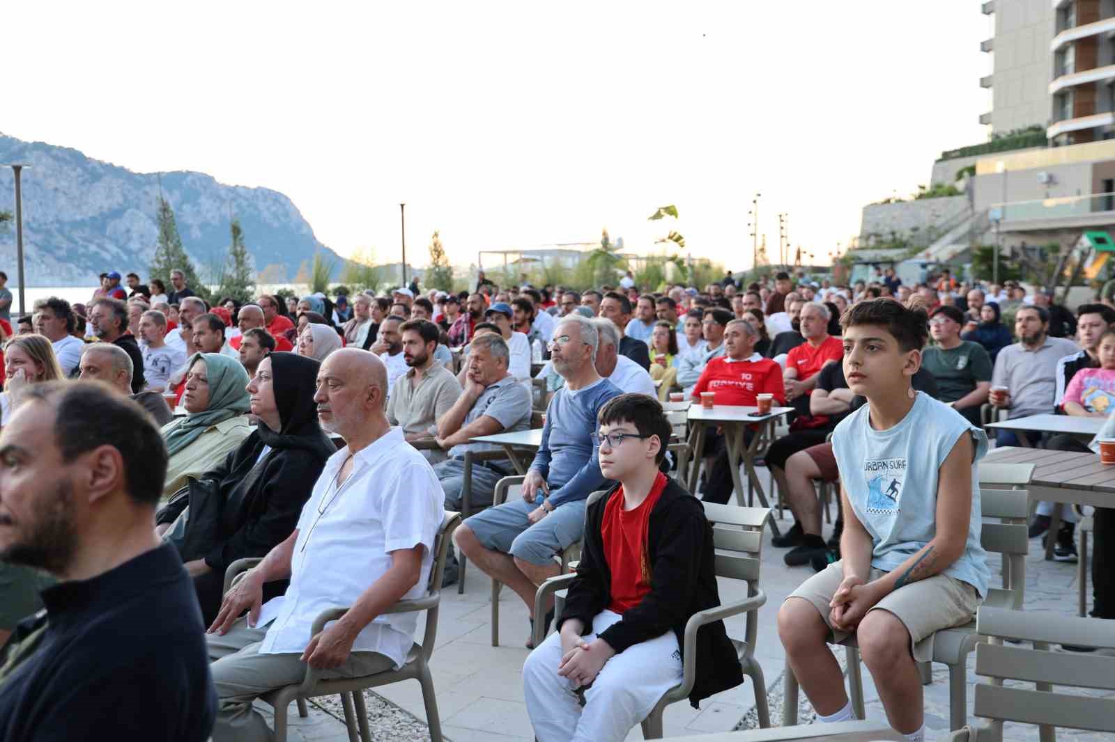 Tatilciler Milli Takıma destek için sahilde buluştu 9 tatilciler milli takima destek icin sahilde bulustu 5 KKMT8bHB