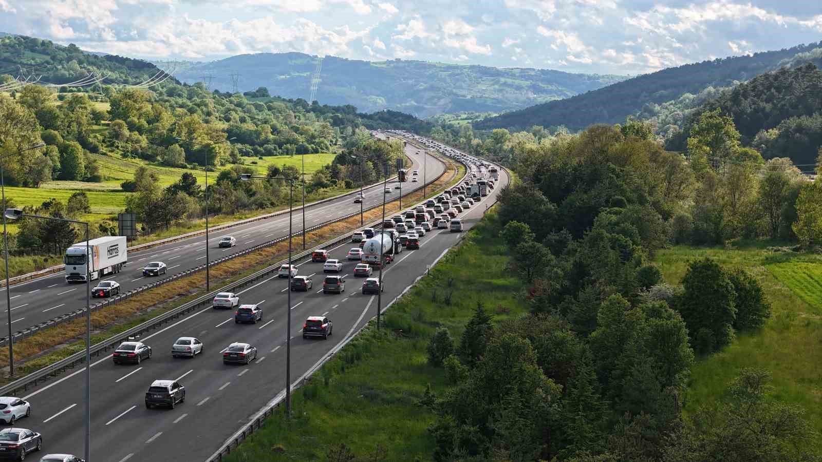 tatilcilerin donus yolculugu basladi boluda kilometrelerce arac kuyrugu 0 1HlawMTN