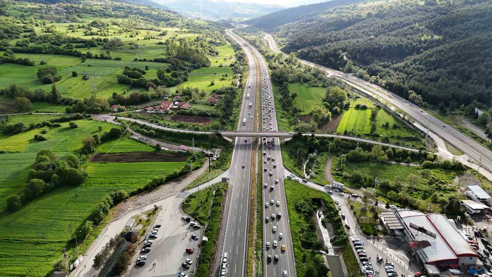 tatilcilerin donus yolculugu basladi boluda kilometrelerce arac kuyrugu 2