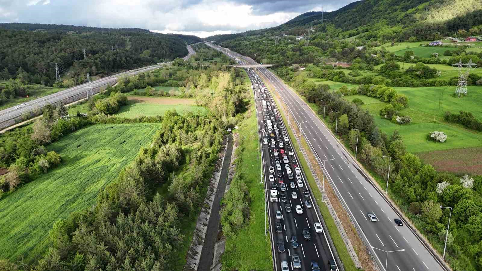 tatilcilerin donus yolculugu basladi boluda kilometrelerce arac kuyrugu 3 tXXQyUAv