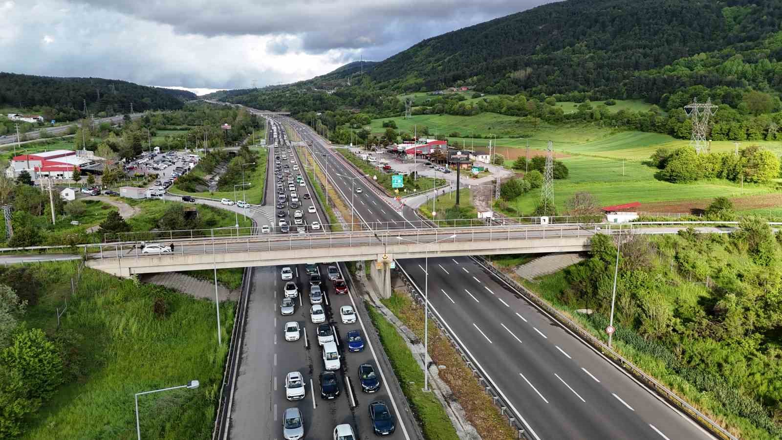 tatilcilerin donus yolculugu basladi boluda kilometrelerce arac kuyrugu 4