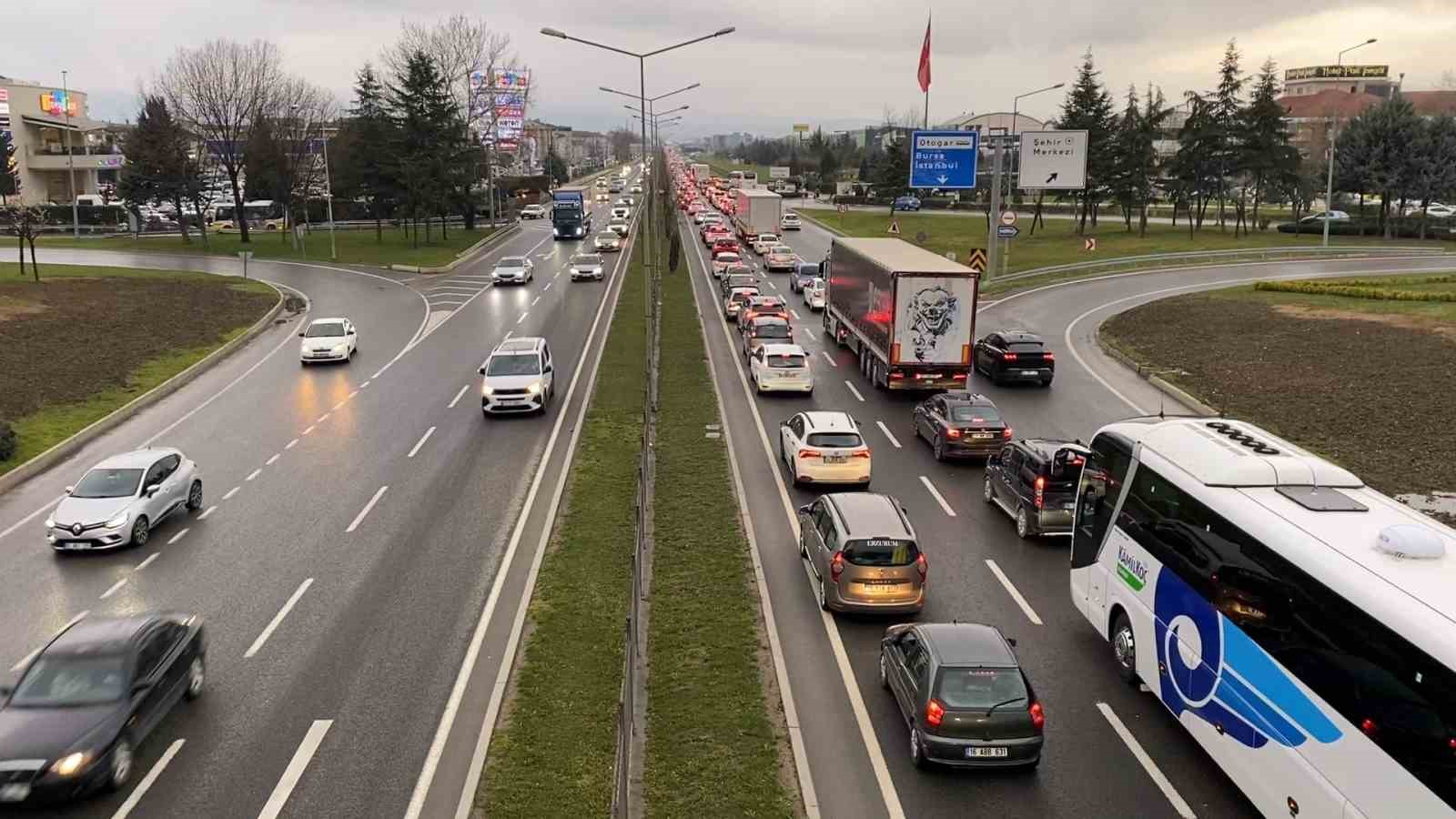 Tatilcilerin dönüş yolculuğu başladı, İnegöl’de trafik durma noktasına geldi 5 tatilcilerin donus yolculugu basladi inegolde trafik durma noktasina geldi 1 5cvPFgMK