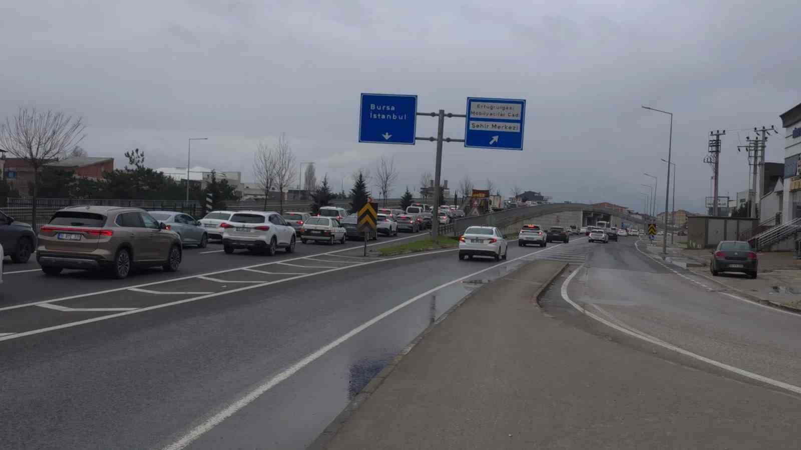 Tatilcilerin dönüş yolculuğu başladı, İnegöl’de trafik durma noktasına geldi 6 tatilcilerin donus yolculugu basladi inegolde trafik durma noktasina geldi 2 jB2rXTMw