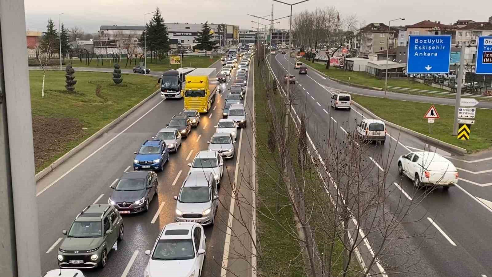 Tatilcilerin dönüş yolculuğu başladı, İnegöl’de trafik durma noktasına geldi 7 tatilcilerin donus yolculugu basladi inegolde trafik durma noktasina geldi 3 QcXWptDf