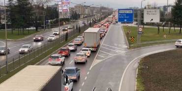 tatilcilerin-donus-yolculugu-basladi-inegolde-trafik-durma-noktasina-geldi-t4MS9jzM.jpg