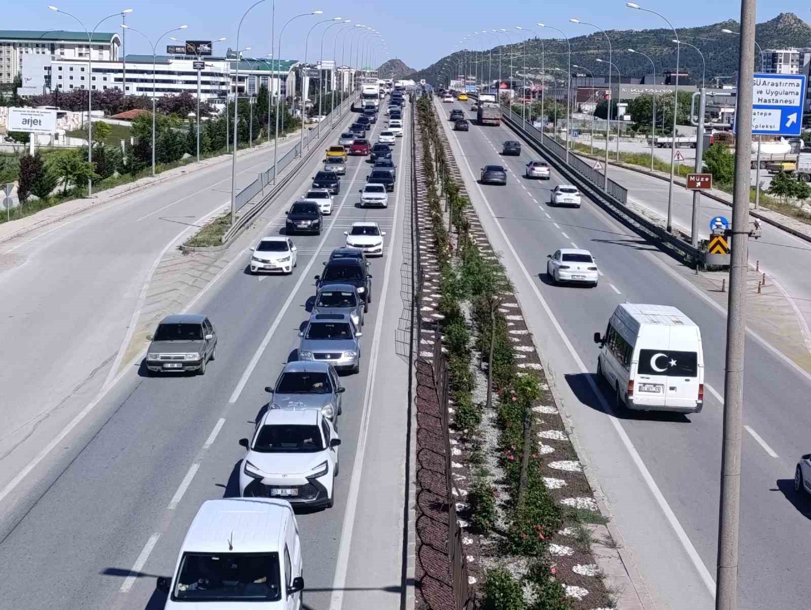 tatilcilerin donus yoluna gecmesiyle afyonkarahisarda trafik yogunlugu basladi 0 N14w5FgC
