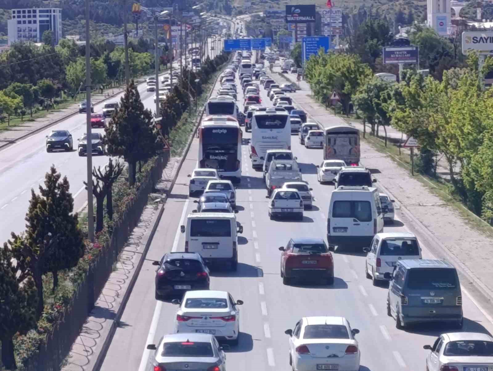 tatilcilerin donus yoluna gecmesiyle afyonkarahisarda trafik yogunlugu basladi 1 FPGCjgdt