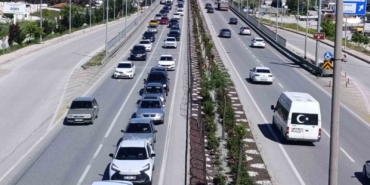 tatilcilerin-donus-yoluna-gecmesiyle-afyonkarahisarda-trafik-yogunlugu-basladi-kkItQg19.jpg