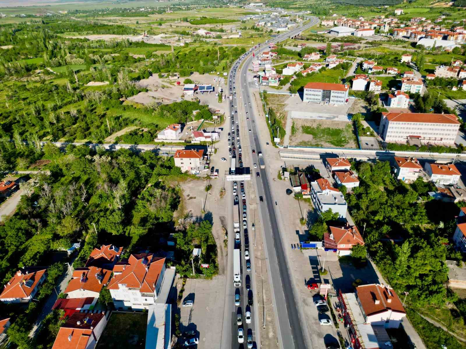 tatilcilerin donus yolundaki yogunlugu suruyor 1 KnqiI3RF