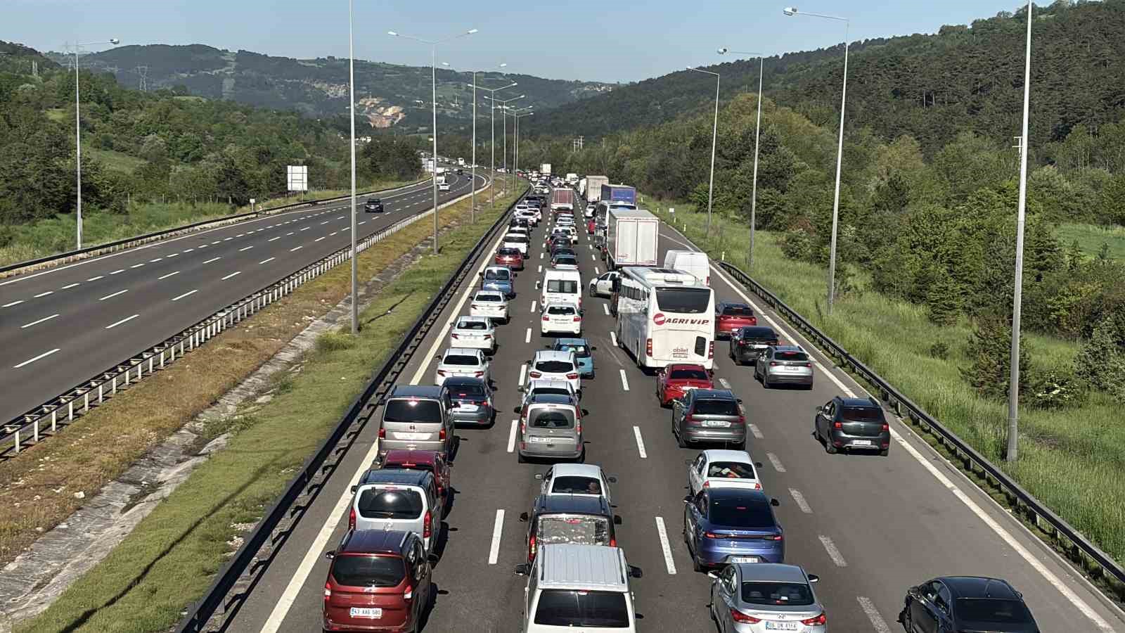Tatilcilerin dönüşü sürüyor: Bolu geçişinde uzun araç kuyrukları 4 tatilcilerin donusu suruyor bolu gecisinde uzun arac kuyruklari 0 QKjzEtQu