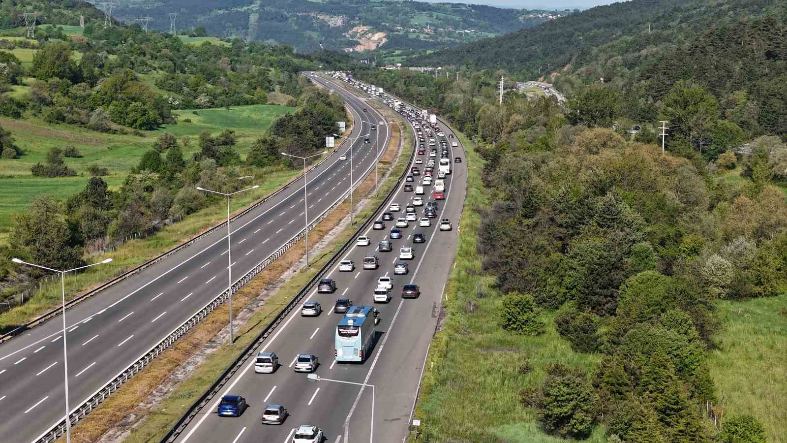 Tatilcilerin dönüşü sürüyor: Bolu geçişinde uzun araç kuyrukları 5 tatilcilerin donusu suruyor bolu gecisinde uzun arac kuyruklari 1