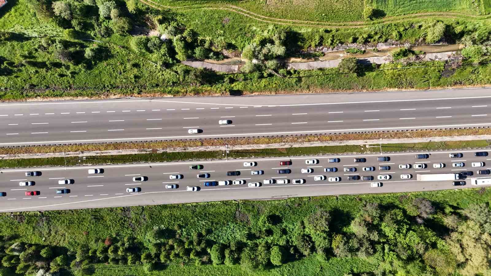 Tatilcilerin dönüşü sürüyor: Bolu geçişinde uzun araç kuyrukları 6 tatilcilerin donusu suruyor bolu gecisinde uzun arac kuyruklari 2 zE3Cb5nI