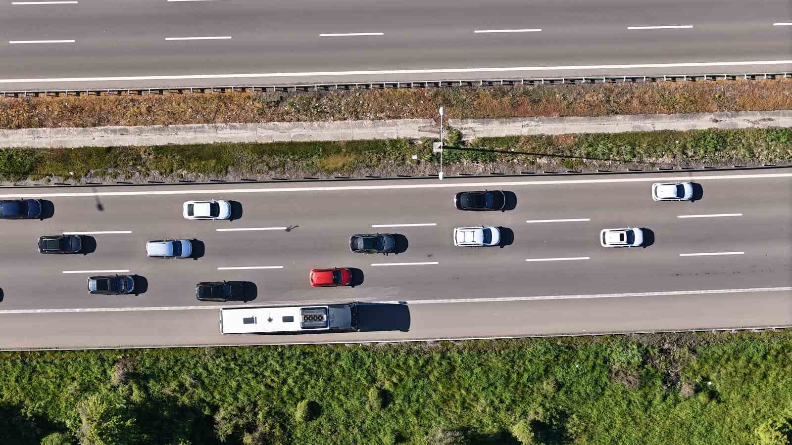 Tatilcilerin dönüşü sürüyor: Bolu geçişinde uzun araç kuyrukları 7 tatilcilerin donusu suruyor bolu gecisinde uzun arac kuyruklari 3