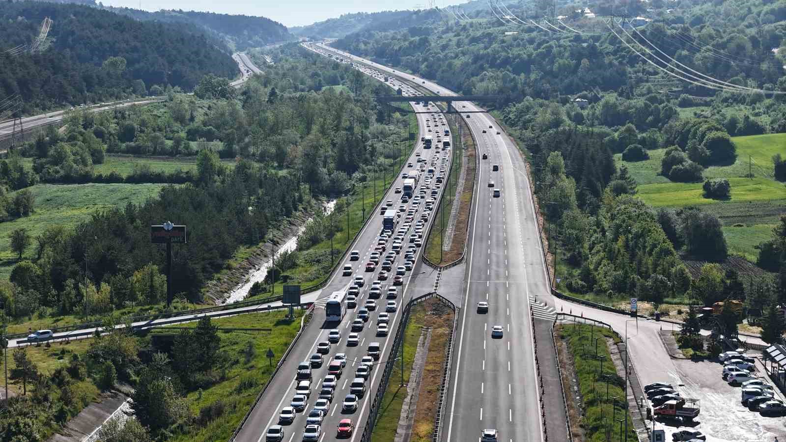 Tatilcilerin dönüşü sürüyor: Bolu geçişinde uzun araç kuyrukları 8 tatilcilerin donusu suruyor bolu gecisinde uzun arac kuyruklari 4