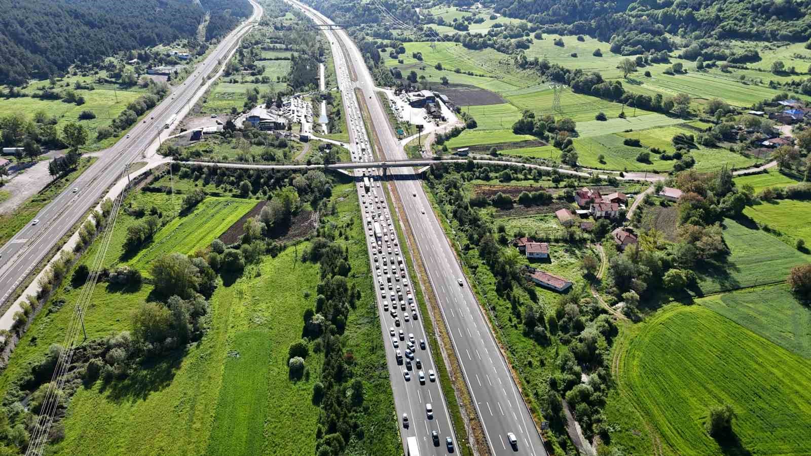 Tatilcilerin dönüşü sürüyor: Bolu geçişinde uzun araç kuyrukları 9 tatilcilerin donusu suruyor bolu gecisinde uzun arac kuyruklari 5 ZhA7nsEE