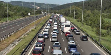 tatilcilerin-donusu-suruyor-bolu-gecisinde-uzun-arac-kuyruklari-US5xFq8b.jpg