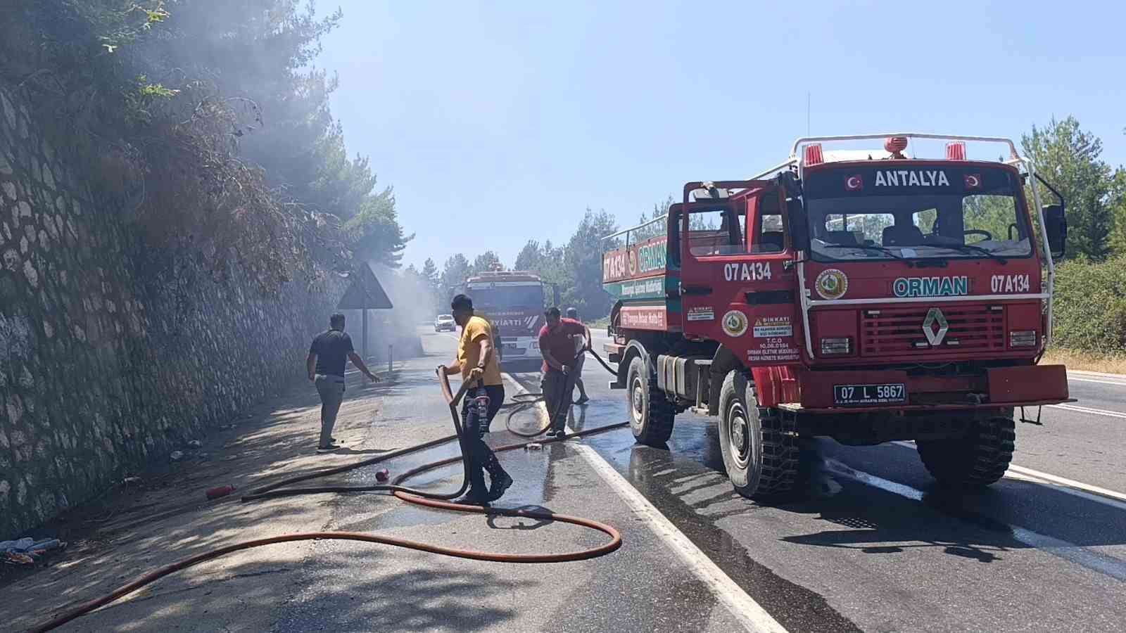 Tatilden dönen ailenin otomobili alev alev yandı muhtemel faciadan dönüldü 4 tatilden donen ailenin otomobili alev alev yandi muhtemel faciadan donuldu 0 eR19sSWH