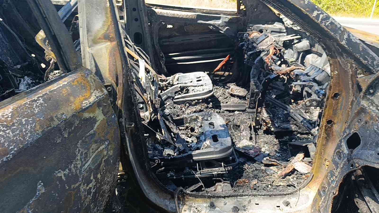Tatilden dönen ailenin otomobili alev alev yandı muhtemel faciadan dönüldü 7 tatilden donen ailenin otomobili alev alev yandi muhtemel faciadan donuldu 3 Wtp7NOLz