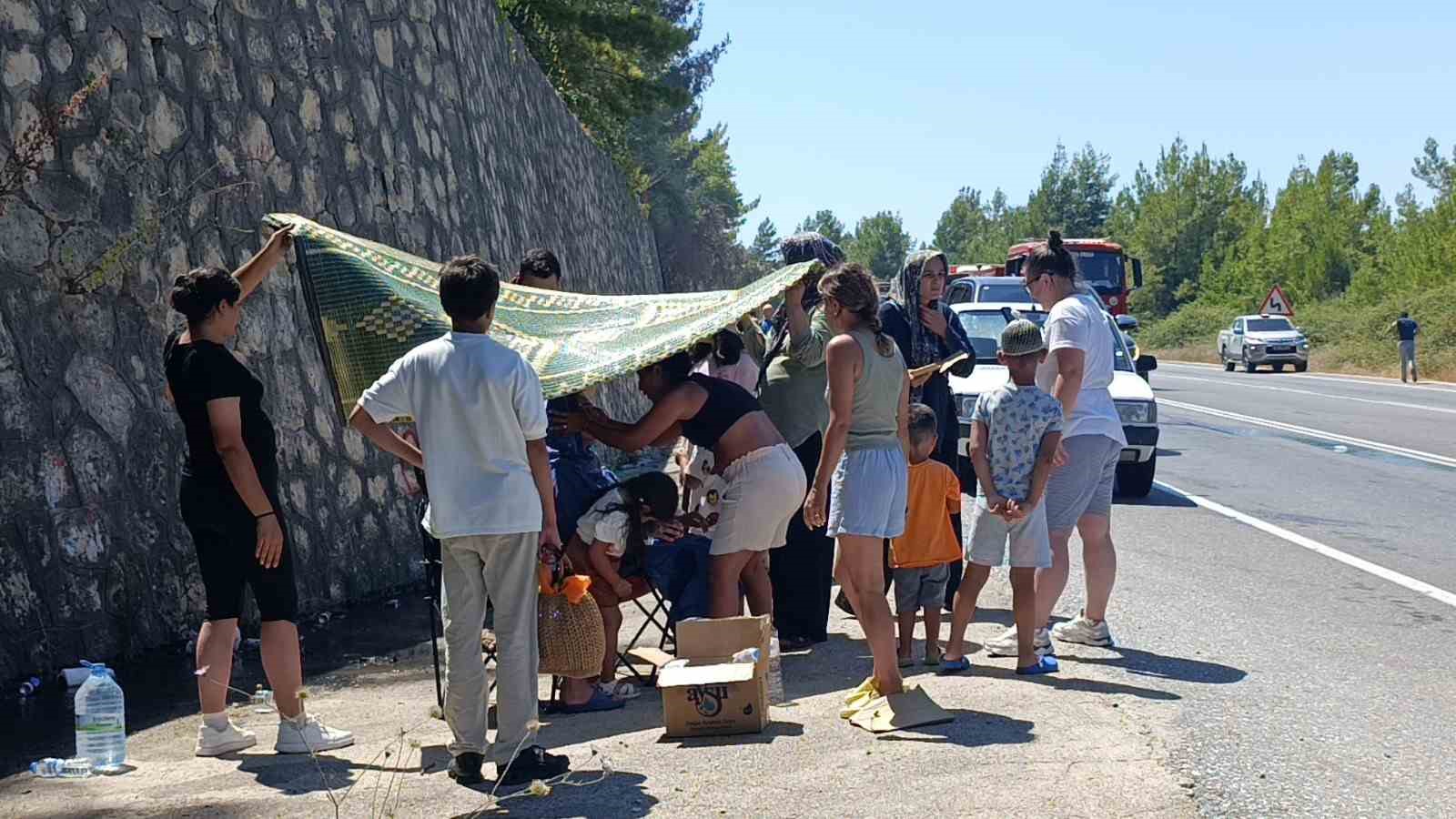 Tatilden dönen ailenin otomobili alev alev yandı muhtemel faciadan dönüldü 8 tatilden donen ailenin otomobili alev alev yandi muhtemel faciadan donuldu 4 cRVbBXD5