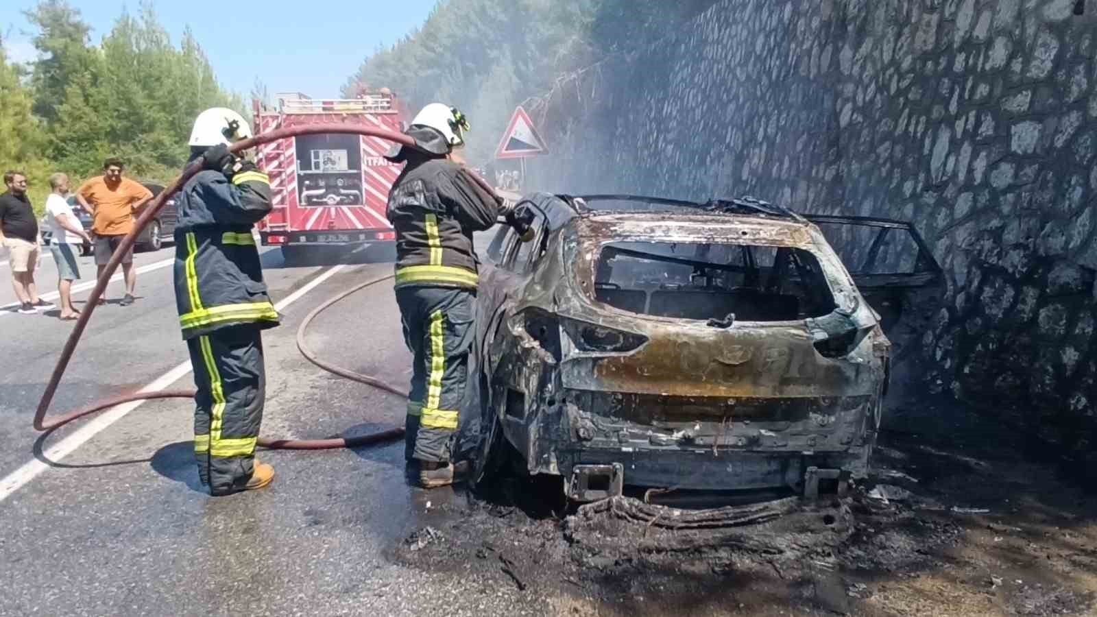 Tatilden dönen ailenin otomobili alev alev yandı muhtemel faciadan dönüldü 9 tatilden donen ailenin otomobili alev alev yandi muhtemel faciadan donuldu 5
