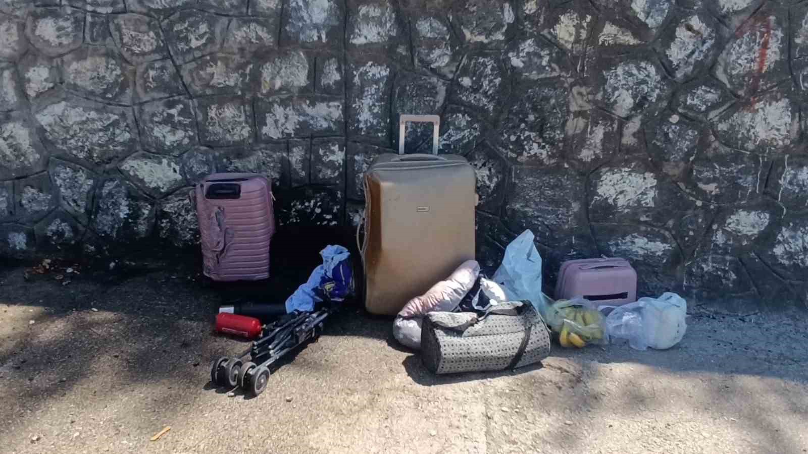 Tatilden dönen ailenin otomobili alev alev yandı muhtemel faciadan dönüldü 10 tatilden donen ailenin otomobili alev alev yandi muhtemel faciadan donuldu 6 vTDK56Ph