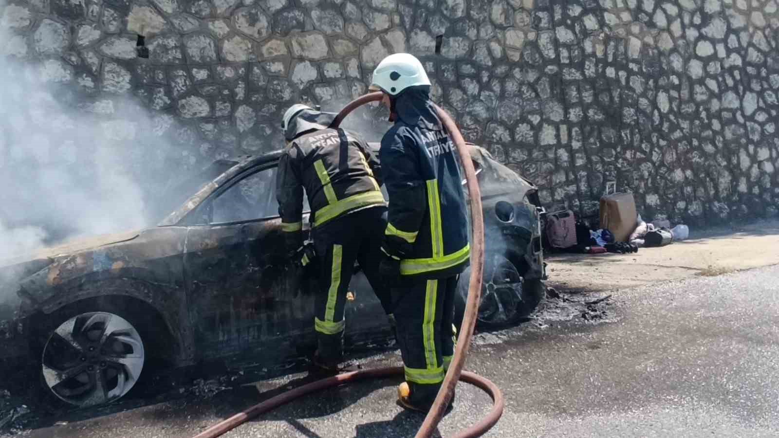 Tatilden dönen ailenin otomobili alev alev yandı muhtemel faciadan dönüldü 11 tatilden donen ailenin otomobili alev alev yandi muhtemel faciadan donuldu 7