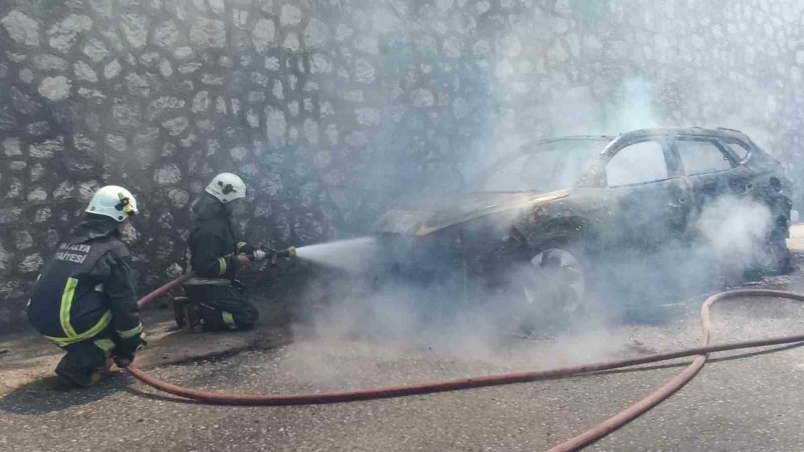 Tatilden dönen ailenin otomobili alev alev yandı muhtemel faciadan dönüldü 12 tatilden donen ailenin otomobili alev alev yandi muhtemel faciadan donuldu 8 cNXLnbI4